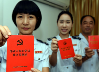 福建邵武：党员社区亮身份 主动服务身边群众