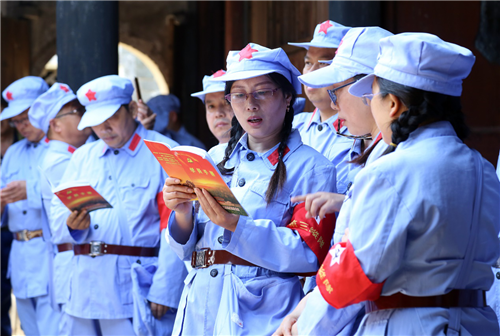 在新泉工农妇女夜校旧址里，学员们认真学起《妇女解放歌》。