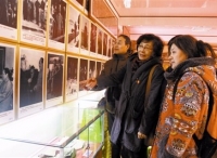 老党员参观“人民领袖纪念馆”