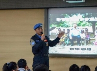 原维和警察刘桥走进芳草小学开展爱国主义讲座