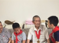 少先队员听百岁老党员庹树成讲故事  让红色基因代代相传