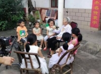 听百岁老人讲抗战故事 红色教育从娃娃抓起