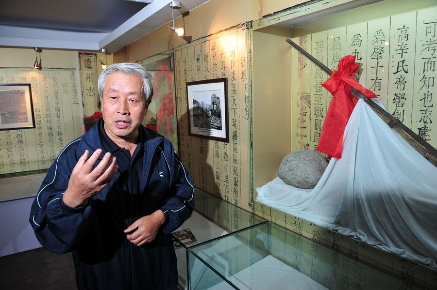 8月6日，王艾甫在介绍他收藏的山西抗日军民使用的土枪和石雷。