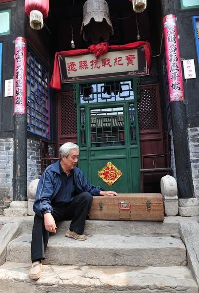 　8月6日，王艾甫和他的“百宝箱”。
