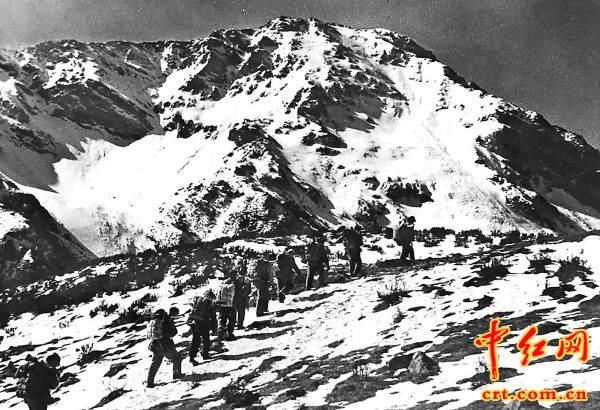 红军长征爬雪山
