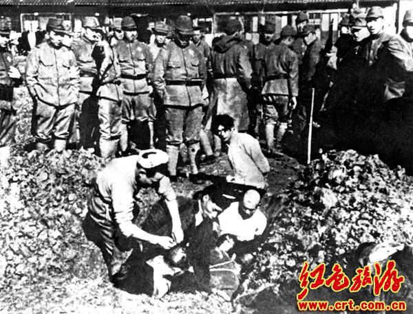 图为日本侵略军在南京用活埋我国同胞的惨无人道行为，来维持他们当时对占领区的统治