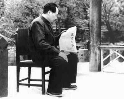 徐肖冰1949年4月24日摄“毛泽东看解放南京号外”