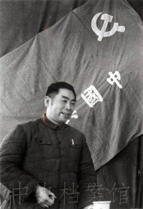 　　周恩来在中共七届二中全会上