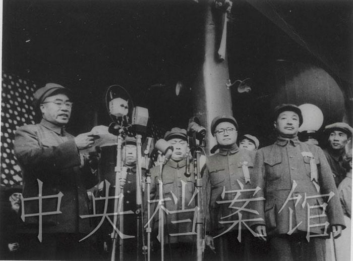 进军大西北——彭德怀司令员在兰州和新疆维吾尔族代表艾买提研究新疆地形的照片副本