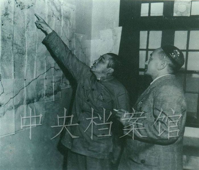 　　1949年4月，第二野战军司令员刘伯承在作战室指挥渡江战役